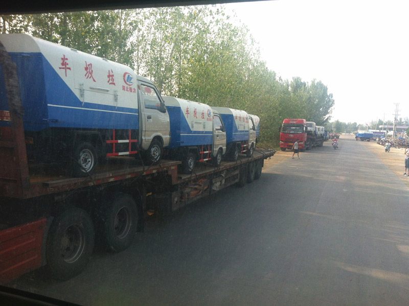 圖為準(zhǔn)備發(fā)車至山西的小型<a href=http://m.hqcaifu.cn/ljc target=_blank class=infotextkey>垃圾車</a>