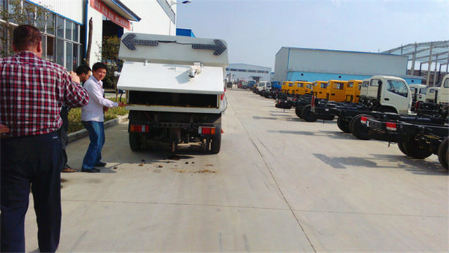 內(nèi)蒙客商正在參觀五十鈴<a href=http://m.hqcaifu.cn/saoluche/ target=_blank class=infotextkey>掃路車</a>