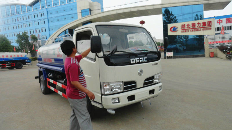 正在給5噸<a href=http://m.hqcaifu.cn/ssc target=_blank class=infotextkey>灑水車(chē)</a>做出廠前準(zhǔn)備