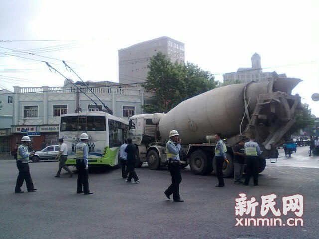 一輛19路電車在新閘路成都北路路口被一輛水泥<a href=http://m.hqcaifu.cn/jbc/ target=_blank class=infotextkey>攪拌車</a>攔腰撞擊，車毀嚴(yán)重。通訊員 殷佳維 攝