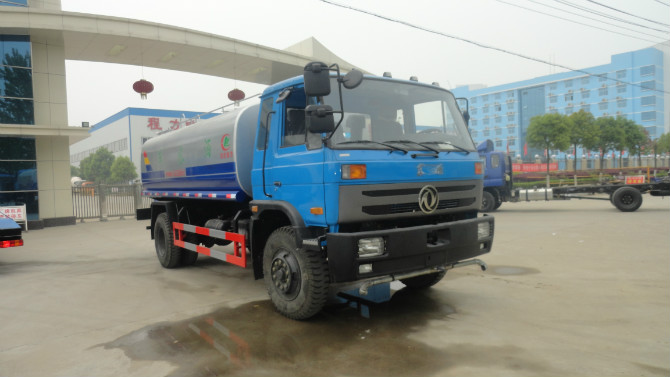 程力廠門 前的東風153<a href=http://m.hqcaifu.cn/ssc target=_blank class=infotextkey>灑水車</a>