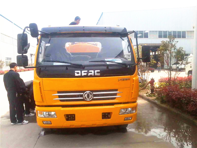高壓清洗<a href=http://m.hqcaifu.cn/xifenche/ target=_blank class=infotextkey>吸糞車</a>正面圖